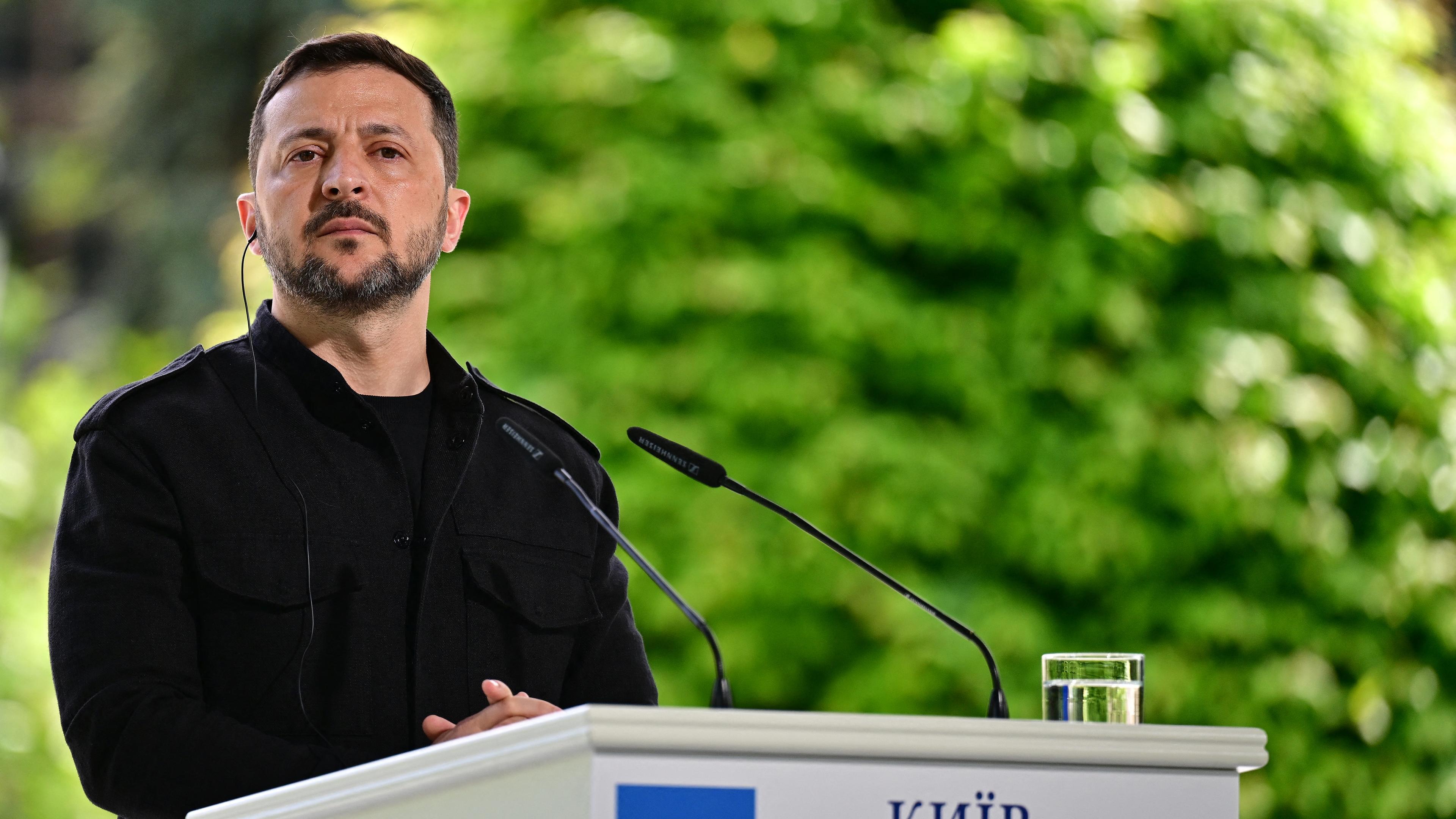Der ukrainische Präsident Selenskyj steht vor einem rednerpult beim Empfang von Starmer, Macron, Merz und Tusk in Kiew.