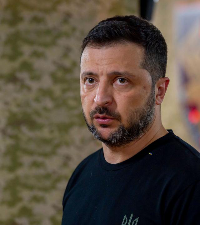 Präsident Selenskyj besucht ukrainische Truppen in der Region Sumy.