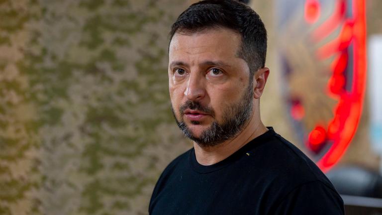 Präsident Selenskyj besucht ukrainische Truppen in der Region Sumy.