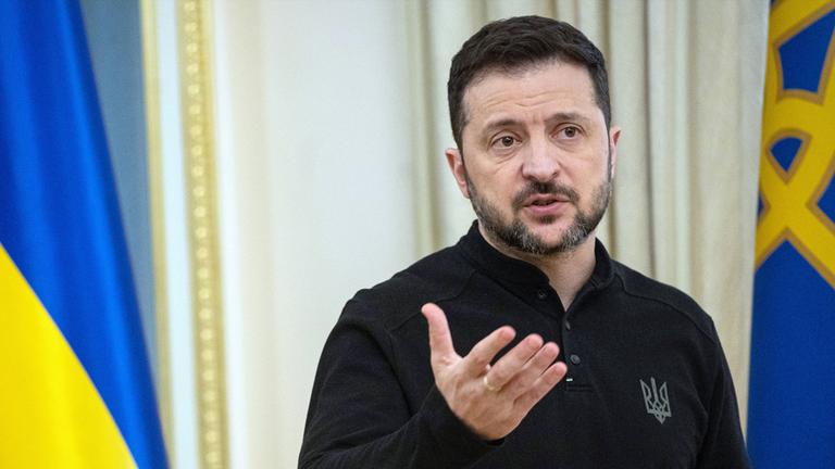 28.03.2025, Kiew, Ukraine: Der ukrainische Präsident Wolodymyr Selenskyj spricht während eines Briefings in Kiew.