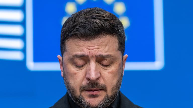 Wolodymyr Selenskyj, Präsident der Ukraine, spricht nach der ersten Arbeitssitzung beim EU-Gipfel. 