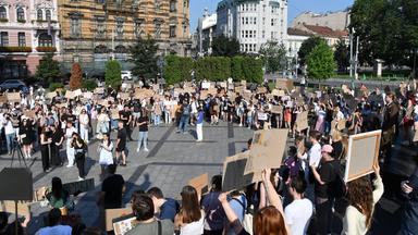 Tausende Ukrainer protestierten gegen die Entscheidung Selenskyjs, Verteidigungsminister Fedorow nach nur sechs Monaten im Amt zu entlassen. 