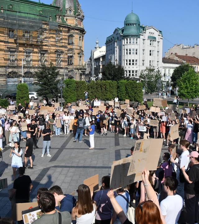 Tausende Ukrainer protestierten gegen die Entscheidung Selenskyjs, Verteidigungsminister Fedorow nach nur sechs Monaten im Amt zu entlassen. 