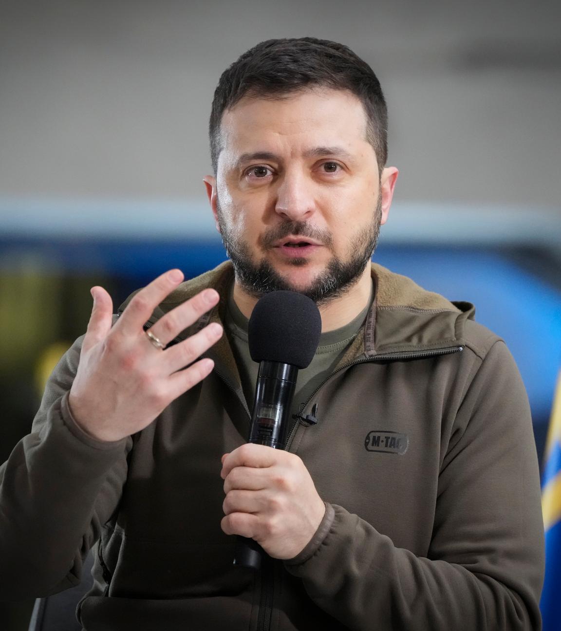 Der ukrainische Präsident Selenskyj hält eine Rede.