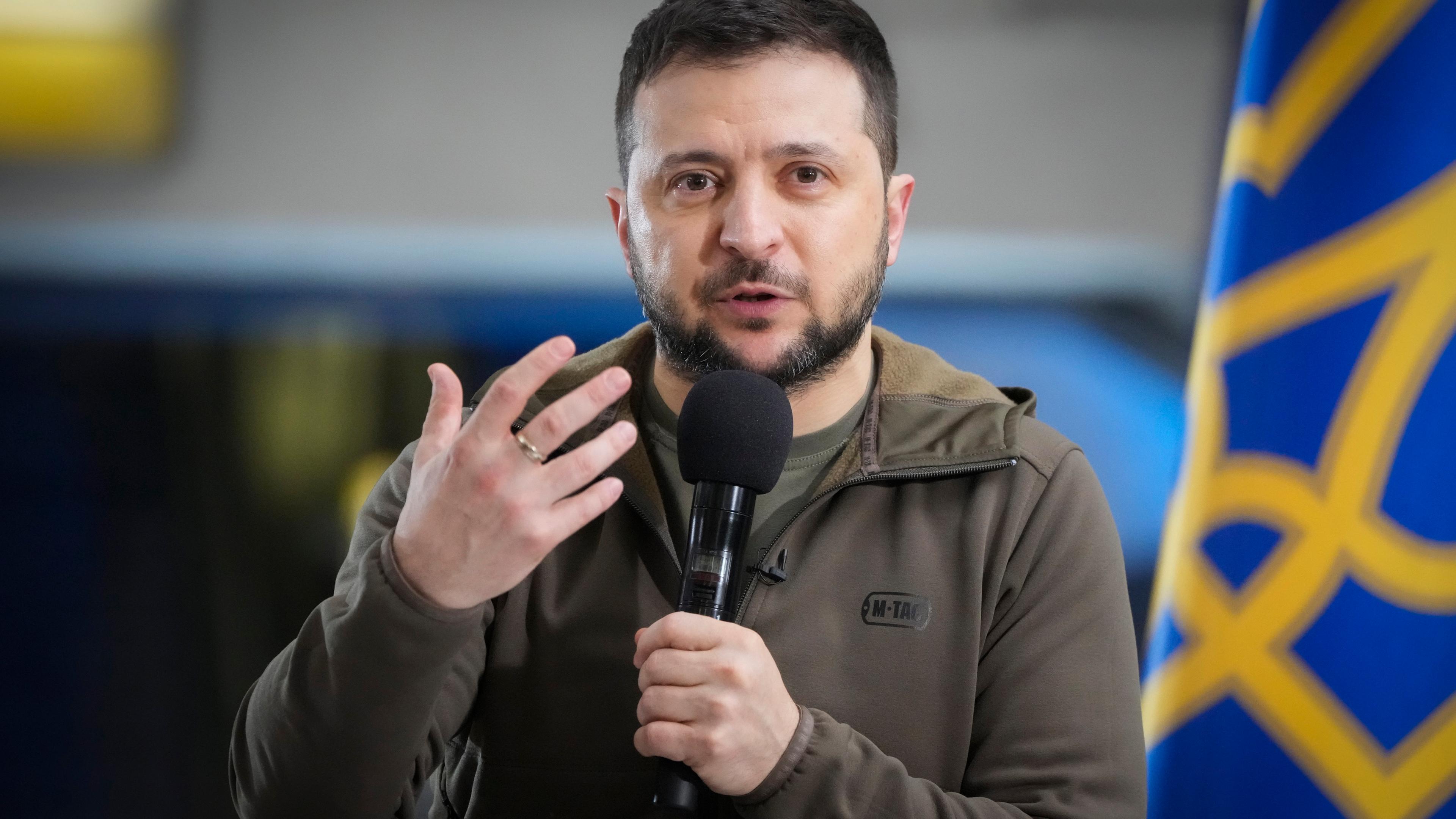 Der ukrainische Präsident Selenskyj hält eine Rede.