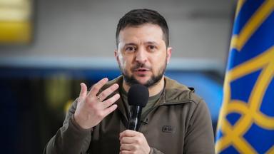 Der ukrainische Präsident Selenskyj hält eine Rede.