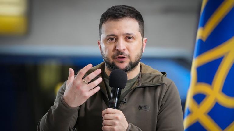 Der ukrainische Präsident Selenskyj hält eine Rede.