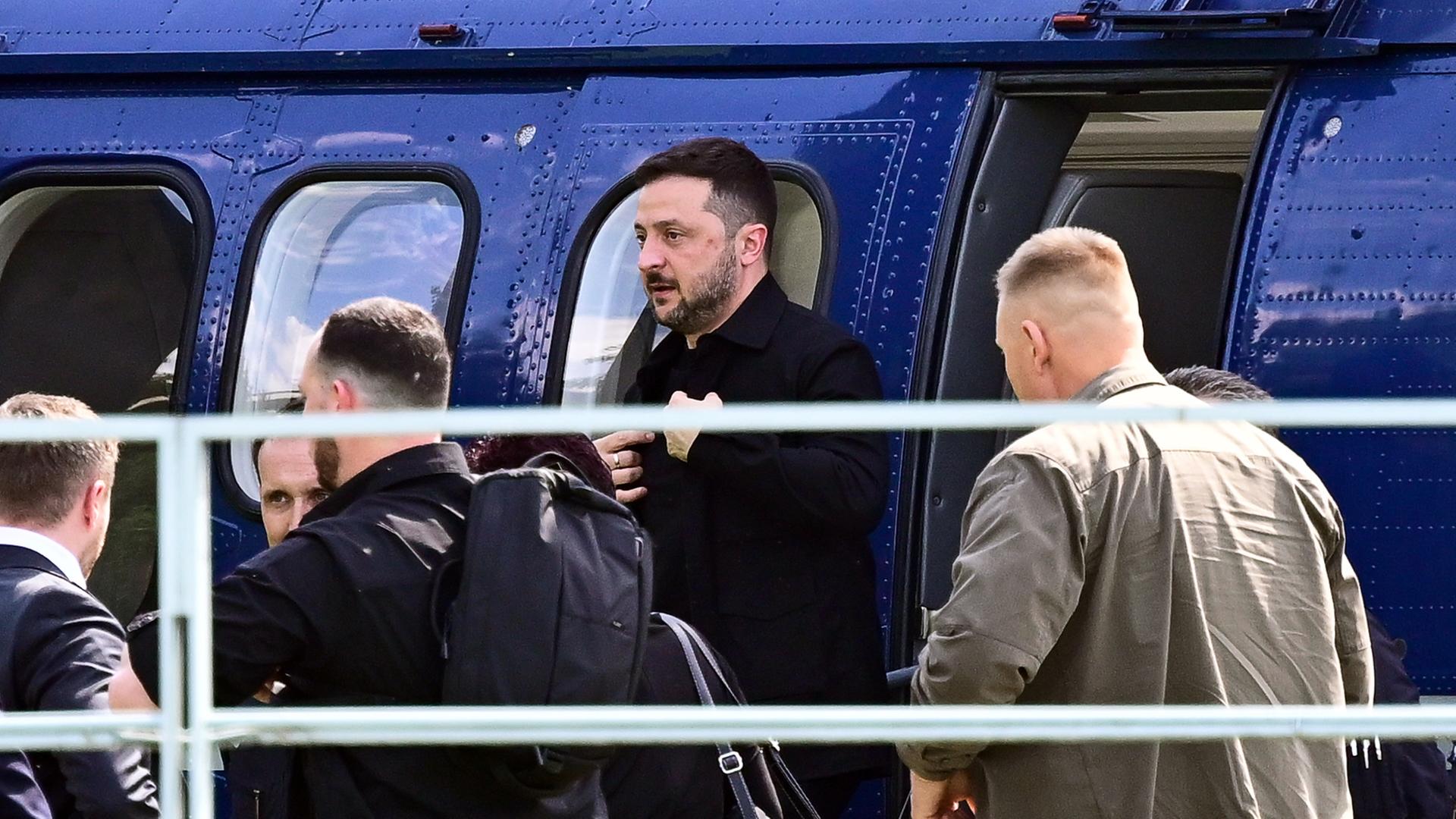Wolodymyr Selenskyj (M), Präsident der Ukraine, steigt aus einem Hubschrauber der Bundespolizei bei seiner Ankunft am Kanzleramt zu virtuellen Beratungen europäischer Staats- und Regierungschefs