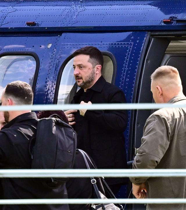 Wolodymyr Selenskyj (M), Präsident der Ukraine, steigt aus einem Hubschrauber der Bundespolizei bei seiner Ankunft am Kanzleramt zu virtuellen Beratungen europäischer Staats- und Regierungschefs