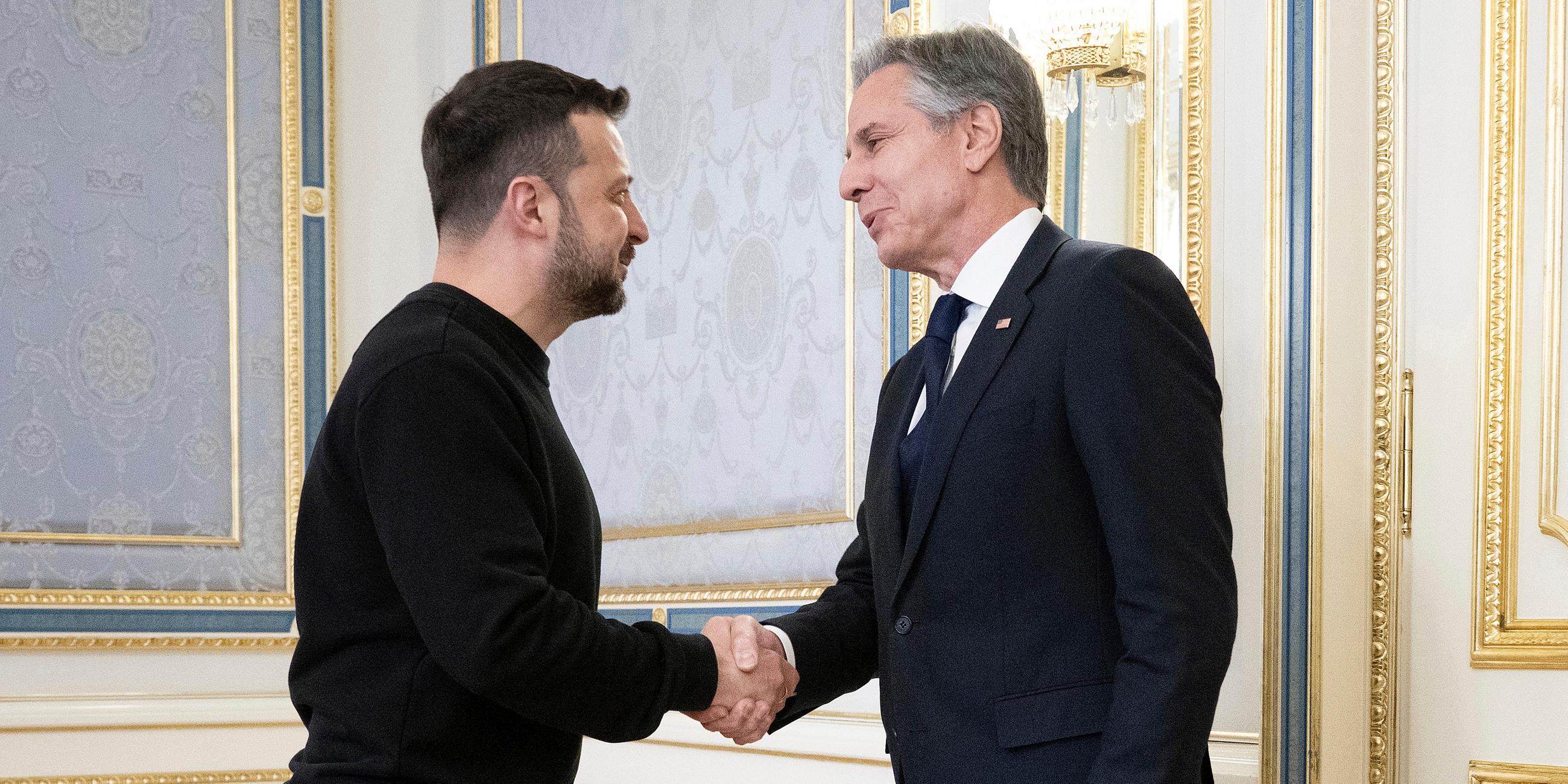 14.05.2024, Ukraine, Kiew: Wolodymyr Selenskyj (l), Präsident der Ukraine, begrüßt Antony Blinken (r), Außenminister der USA, bei ihrem Treffen.