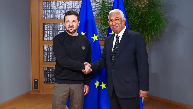 Antonio Costa (r) begrüßt den ukrainischen Präsidenten Wolodymyr Selenskyj beim EU-Gipfel in Brüssel