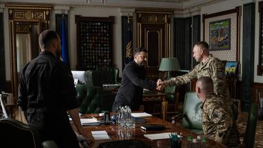 Wolodymyr Selenskyj (M) und den neuen Oberbefehlshaber der ukrainischen Streitkräfte, Mychajlo Drapatyj (r), während eines Treffens