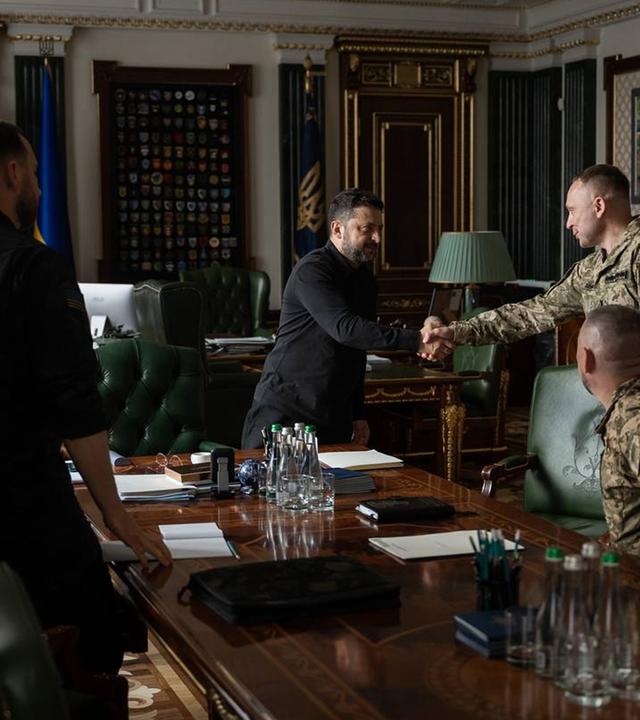 Wolodymyr Selenskyj (M) und den neuen Oberbefehlshaber der ukrainischen Streitkräfte, Mychajlo Drapatyj (r), während eines Treffens