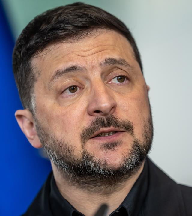 Selenskyj, spricht bei einer Pressekonferenz im Bundeskanzleramt.