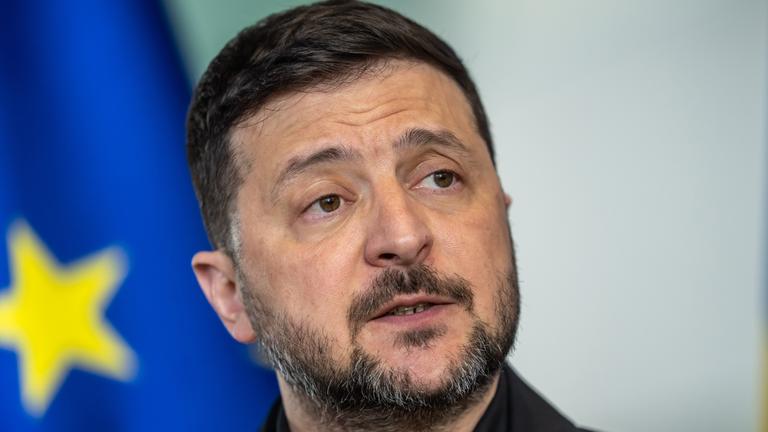 Selenskyj, spricht bei einer Pressekonferenz im Bundeskanzleramt.
