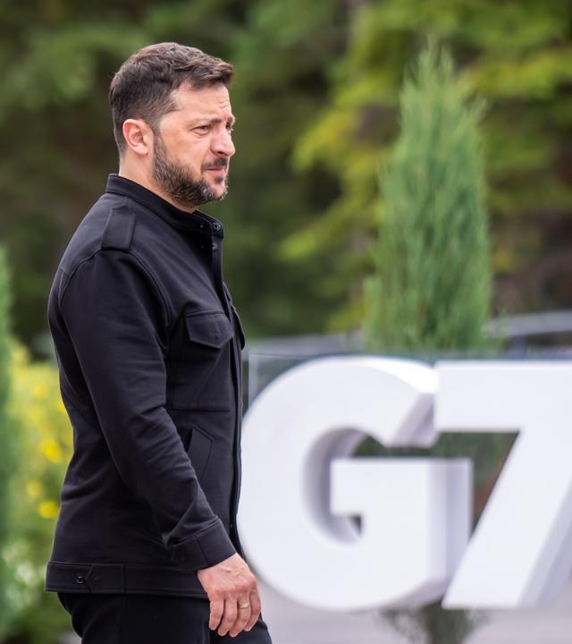 Wolodymyr Selenskyj, Präsident der Ukraine, kommt vor der Arbeitssitzung mit den Outreach Partnerländer beim G7-Gipfel in Kanada zum Familienfoto.