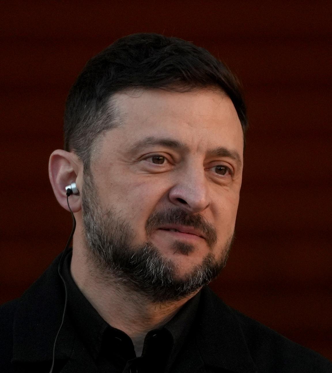 Der ukrainische Präsident Wolodymyr Selenskyj spricht während einer Pressekonferenz mit dem irischen Regierungschef Micheál Martin im Regierungssitz in Dublin zu den Medien.