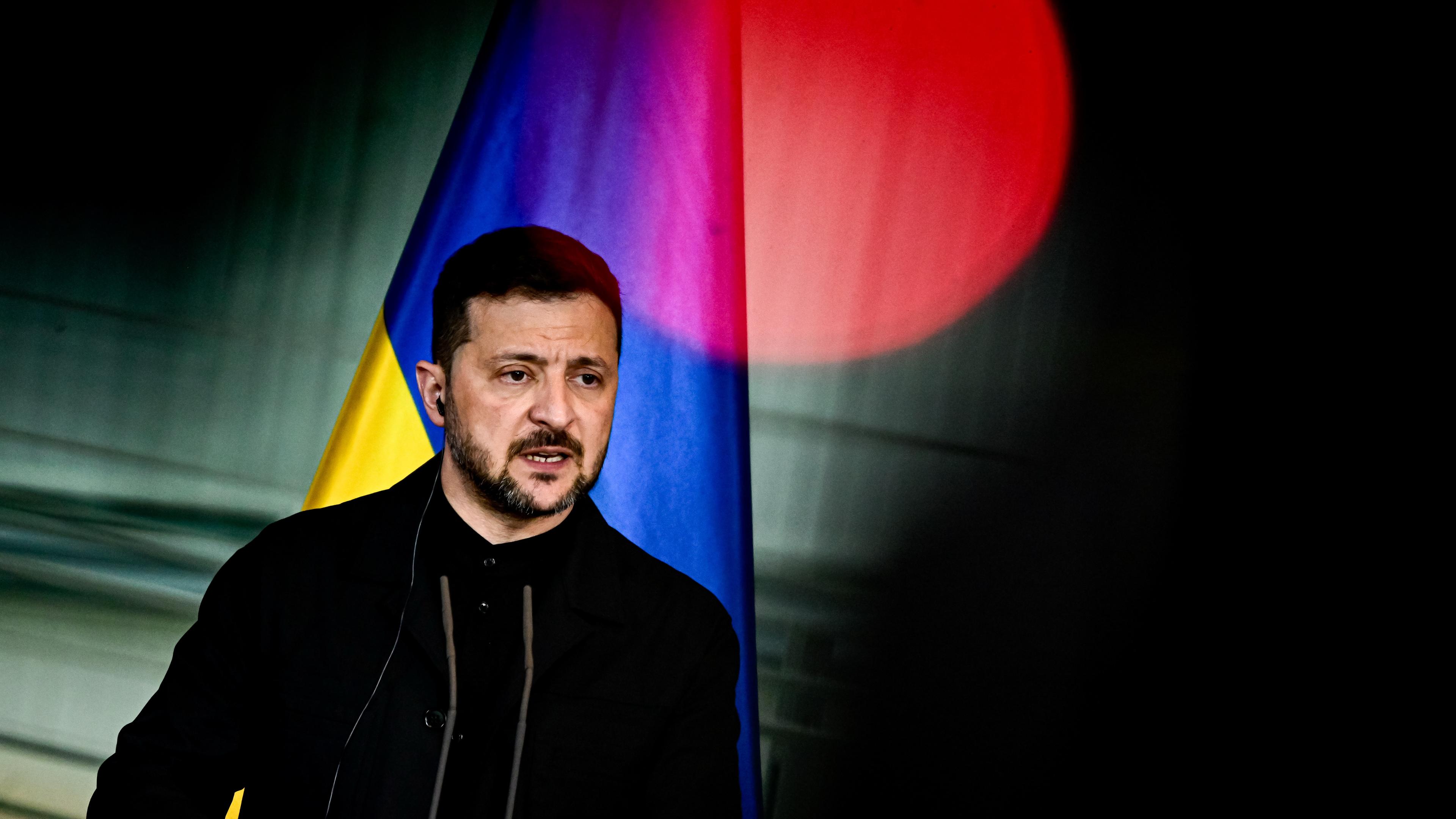 Selenskyj vor ukrainischer Flagge