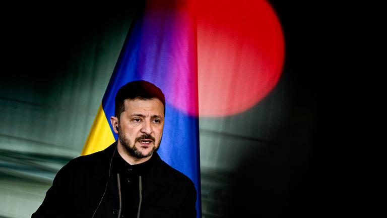 Selenskyj vor ukrainischer Flagge