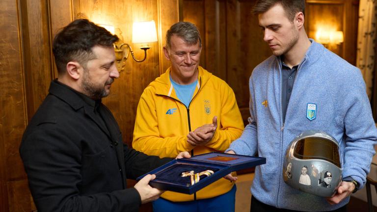 Der Ukrainische Präsident Wolodymir Selenskyj verleiht dem bei Olympia disqualifizierten ukrainischen Skeleton Fahrer Wladyslaw Haraskewytsch den Nationalen Freiheitsorden der Ukraine.