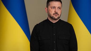 Wolodymyr Selenskyj bei einer Pressekonfernz nach erneutem russischen Drohnenangriff auf Kiew