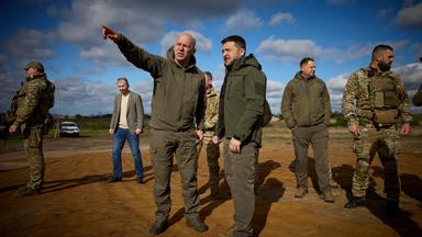 Wolodymyr Selenskyj mit General Jurij Sodol in der Donbass-Region