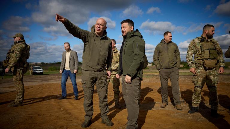 Wolodymyr Selenskyj mit General Jurij Sodol in der Donbass-Region