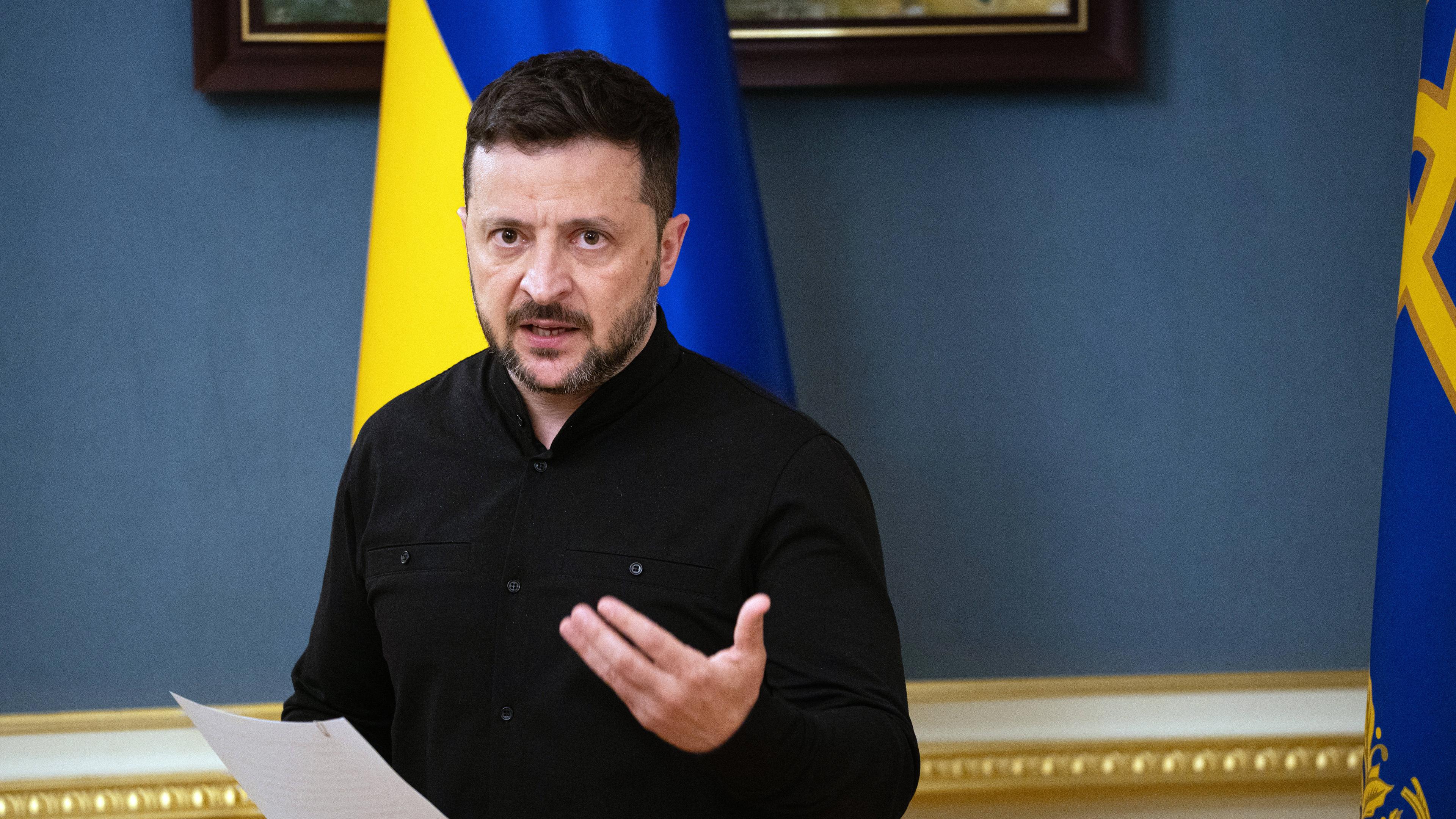Wolodymyr Selemskyj spricht während eines Briefings in Kiew.