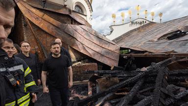 Das Foto zeigt die ukrainische Ministerpräsidentin Julia Swyrydenko (Mitte links), Innenminister Ihor Klymenko und Präsident Wolodymyr Selenskyj (M) die die Mariä-Entschlafens-Kathedrale der Kiewer Pechersk-Lawra begutachten, die bei einem nächtlichen Drohnenangriff beschädigt wurde.