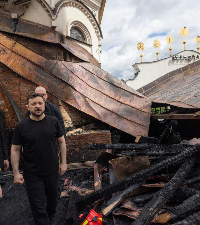 Das Foto zeigt die ukrainische Ministerpräsidentin Julia Swyrydenko (Mitte links), Innenminister Ihor Klymenko und Präsident Wolodymyr Selenskyj (M) die die Mariä-Entschlafens-Kathedrale der Kiewer Pechersk-Lawra begutachten, die bei einem nächtlichen Drohnenangriff beschädigt wurde.