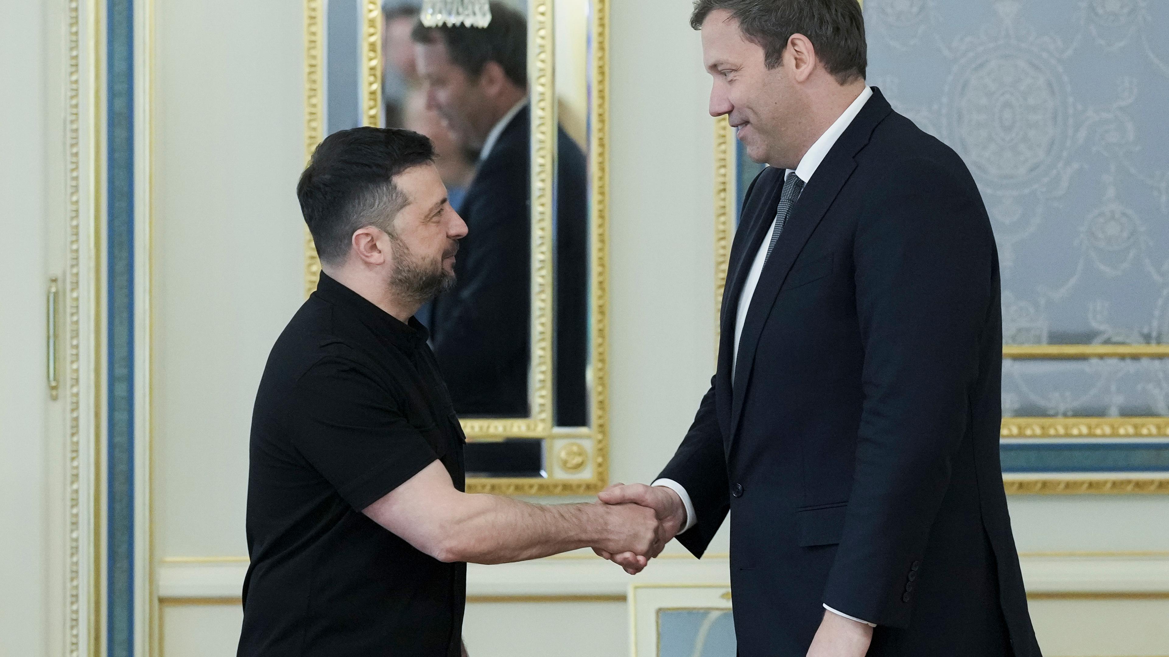 Der deutsche Vizekanzler und Finanzminister Lars Klingbeil (rechts) und der ukrainische Präsident Wolodymyr Selenskyj (links) geben sich bei ihrem Treffen in Kiew, Ukraine, die Hand.