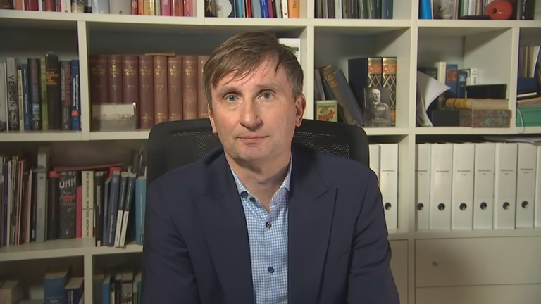 Sönke Neitzel vor einem Bücherregal.