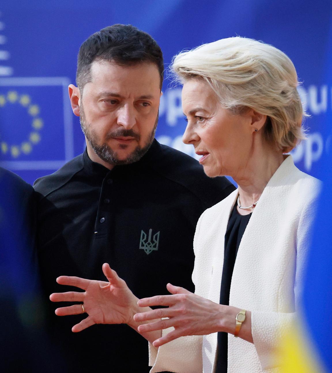 Die Präsidentin der Europäischen Kommission, Ursula von der Leyen (r), spricht mit dem ukrainischen Präsidenten Wolodymyr Selenskyj