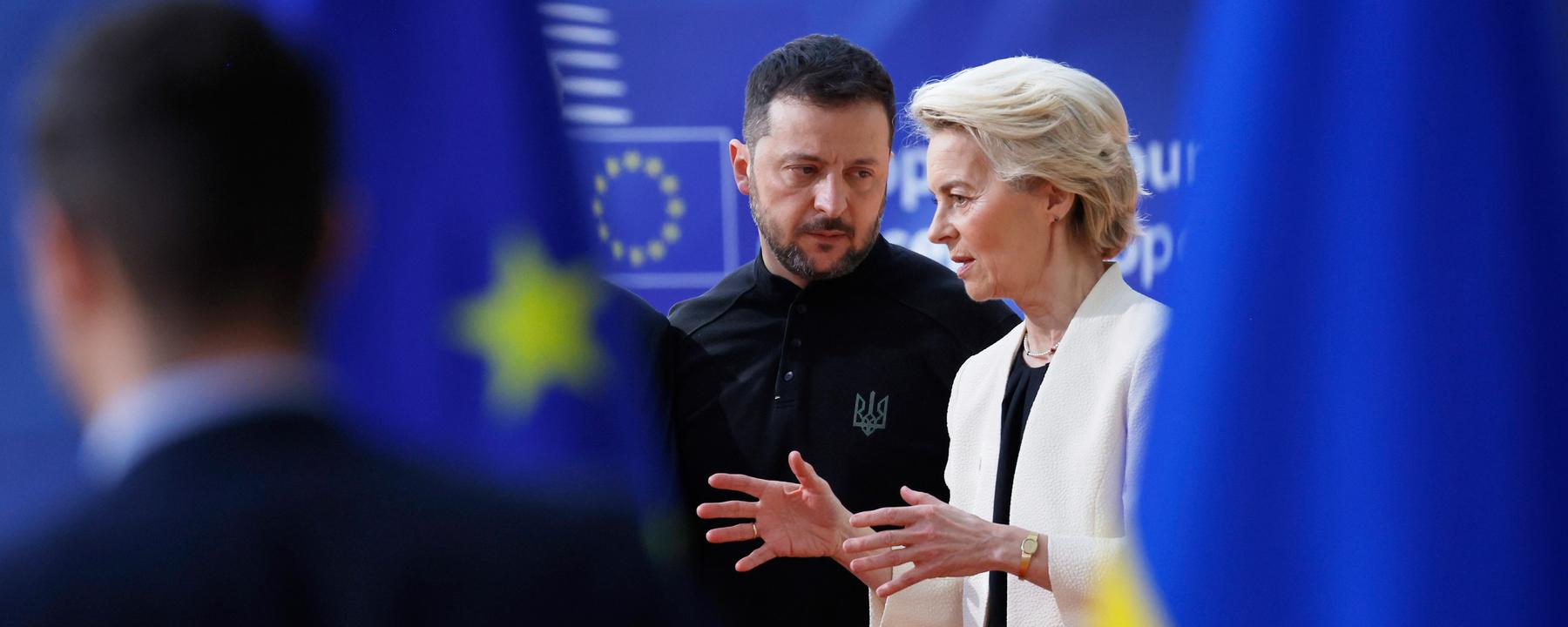 Die Präsidentin der Europäischen Kommission, Ursula von der Leyen (r), spricht mit dem ukrainischen Präsidenten Wolodymyr Selenskyj