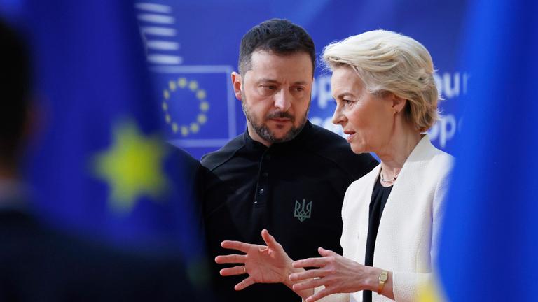 Die Präsidentin der Europäischen Kommission, Ursula von der Leyen (r), spricht mit dem ukrainischen Präsidenten Wolodymyr Selenskyj