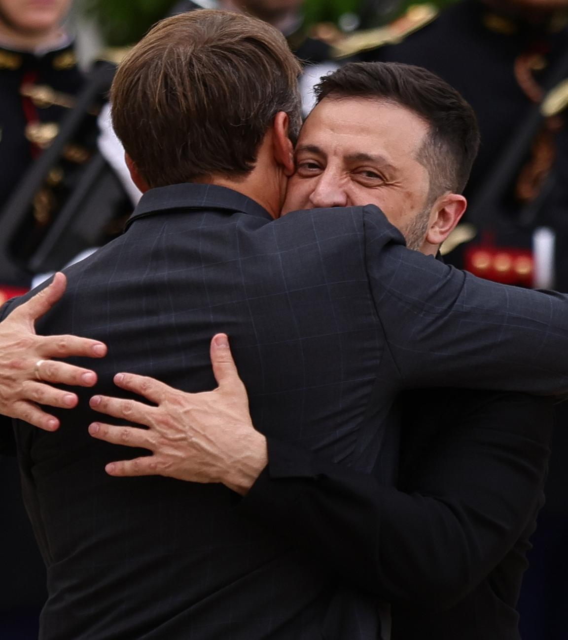 Der ukrainische Präsident Selenskyj wird vom französischen Präsidenten Macron umarmt