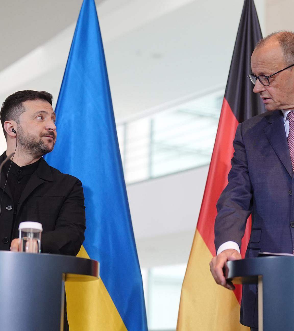 Wolodymyr Selenskyj (l), Präsident der Ukraine, und Bundeskanzler Friedrich Merz (CDU) geben im Bundeskanzleramt nach einem Treffen eine Pressekonferenz. 