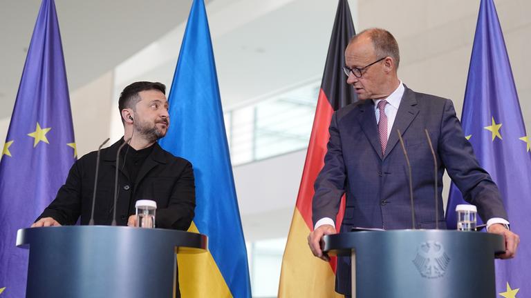 Wolodymyr Selenskyj (l), Präsident der Ukraine, und Bundeskanzler Friedrich Merz (CDU) geben im Bundeskanzleramt nach einem Treffen eine Pressekonferenz. 