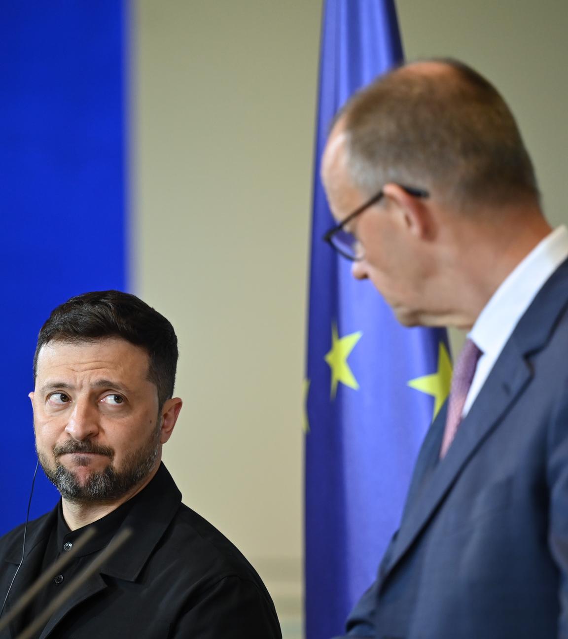 Wolodymyr Selenskyj, Präsident der Ukraine, und Bundeskanzler Friedrich Merz äußern sich bei einer Pressekonferenz nach ihrem Gespräch im Bundeskanzleramt. 