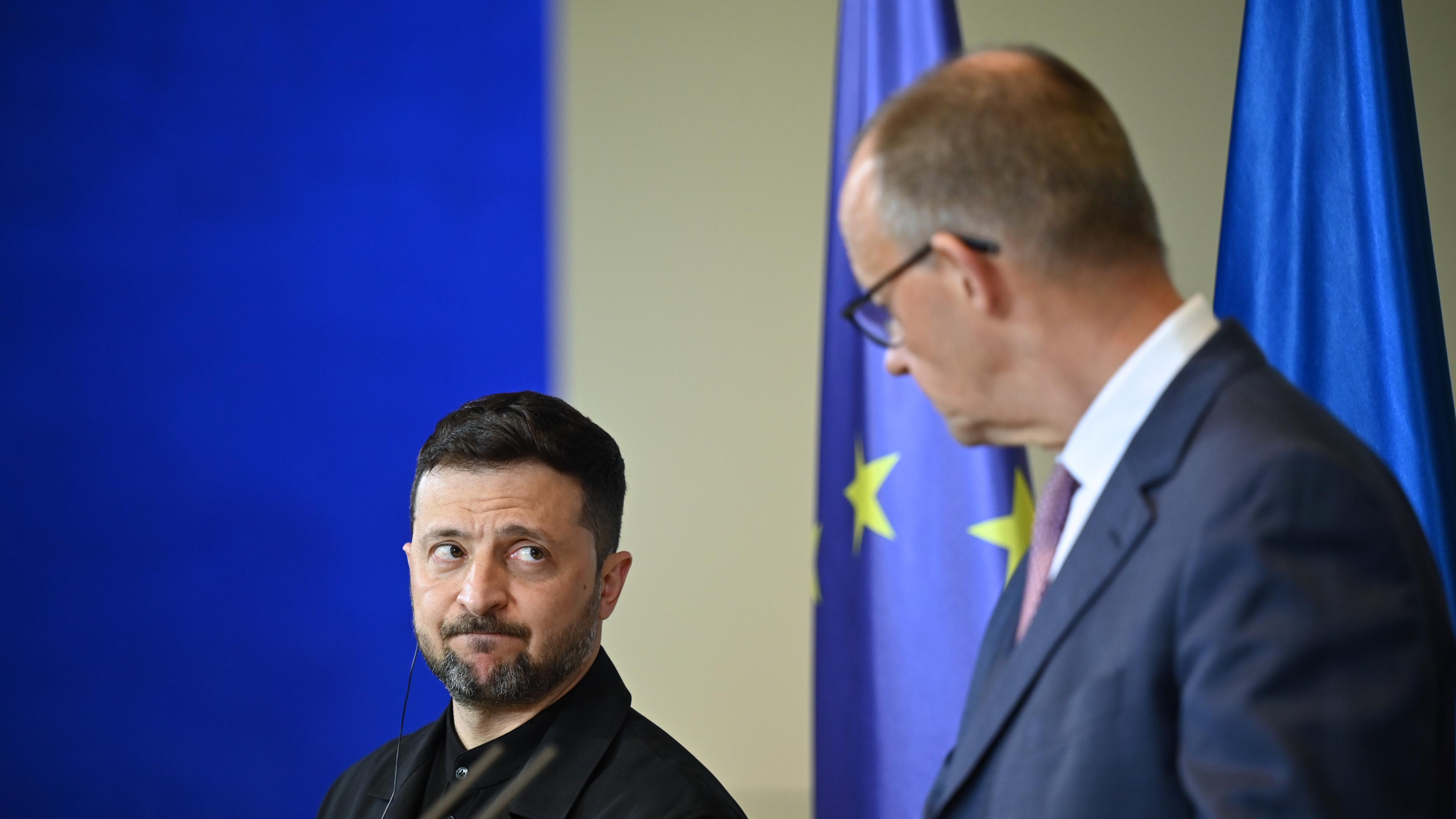 Wolodymyr Selenskyj, Präsident der Ukraine, und Bundeskanzler Friedrich Merz äußern sich bei einer Pressekonferenz nach ihrem Gespräch im Bundeskanzleramt. 