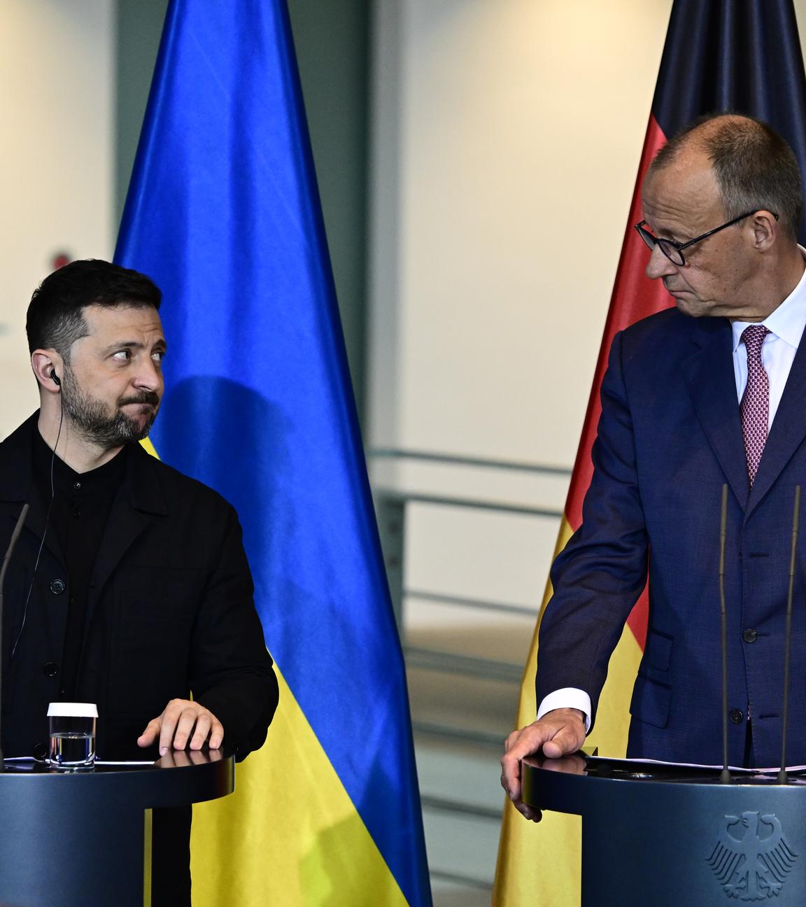 Wolodymyr Selenskyj, Präsident der Ukraine, und Bundeskanzler Friedrich Merz geben im Bundeskanzleramt nach einem Treffen eine Pressekonferenz. 