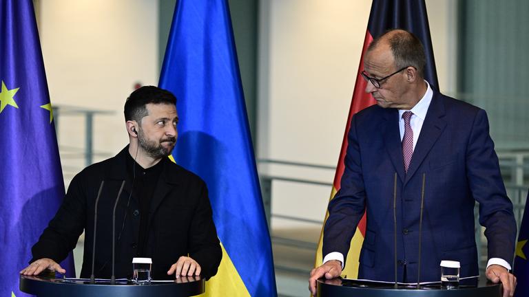 Wolodymyr Selenskyj, Präsident der Ukraine, und Bundeskanzler Friedrich Merz geben im Bundeskanzleramt nach einem Treffen eine Pressekonferenz. 