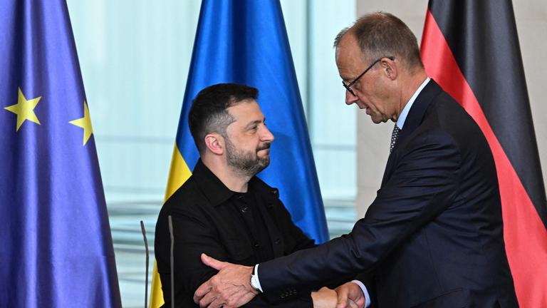 Bundeskanzler Merz und der ukrainische Präsident Selenskyj bei einer Pressekonferenz in Berlin