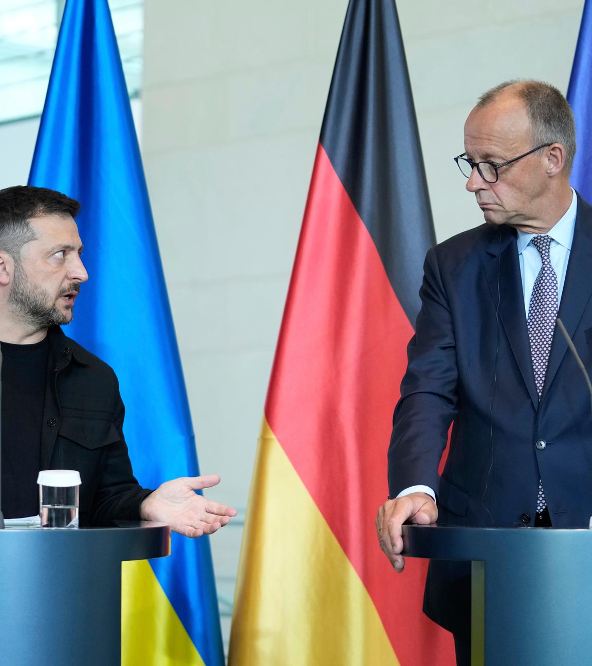 Wolodymyr Selenskyj und Friedrich Merz bei den Abschlussstatements nach der Videokonferenz mit Donald Trump. 