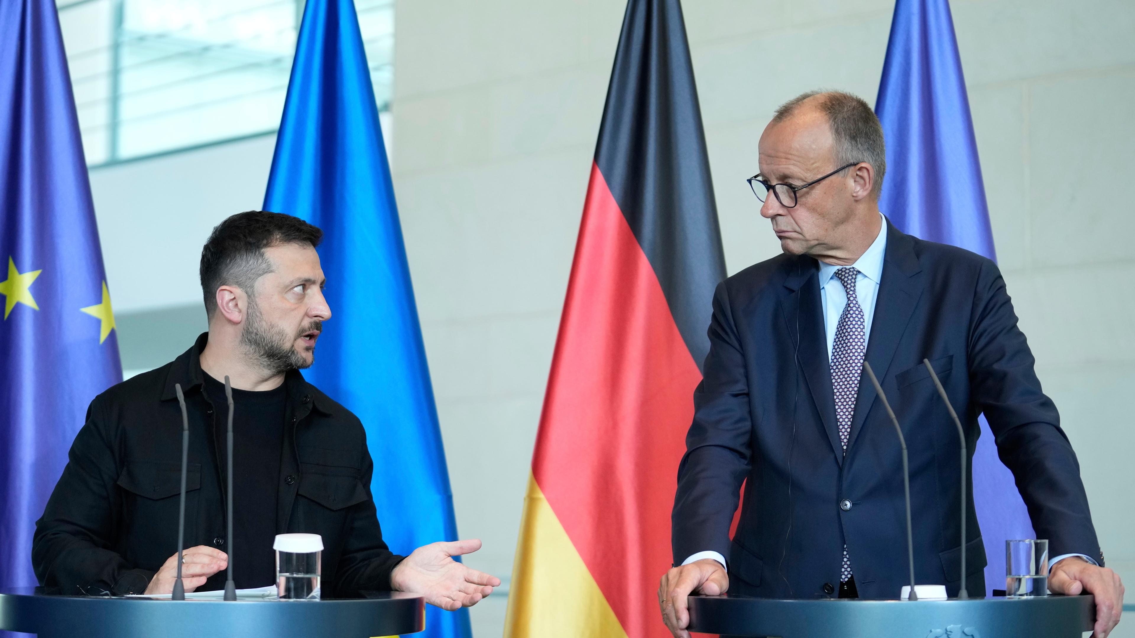 Wolodymyr Selenskyj und Friedrich Merz bei den Abschlussstatements nach der Videokonferenz mit Donald Trump. 