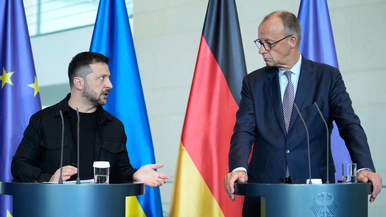 Wolodymyr Selenskyj und Friedrich Merz bei den Abschlussstatements nach der Videokonferenz mit Donald Trump. 