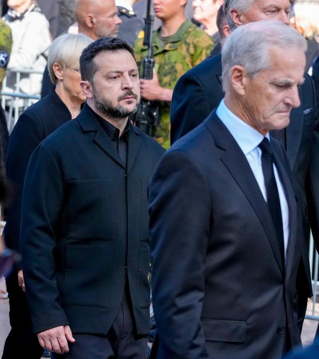 Frank-Walter Steinmeier (l), Wolodymyr Selenskyj (M) und Jonas Gahr Store (r) schreiten hinter dem Sarg mit König Harald V. vom Königspalast zur Kathedrale von Oslo.
