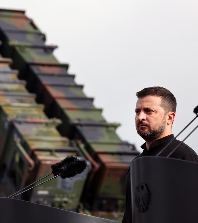 Wolodymyr Selenskyj, Präsident der Ukraine, steht bei seinem Besuch im Juni 2024 auf einem Truppenübungsplatz vor einem Flugabwehrraketensystem vom Typ «Patriot».