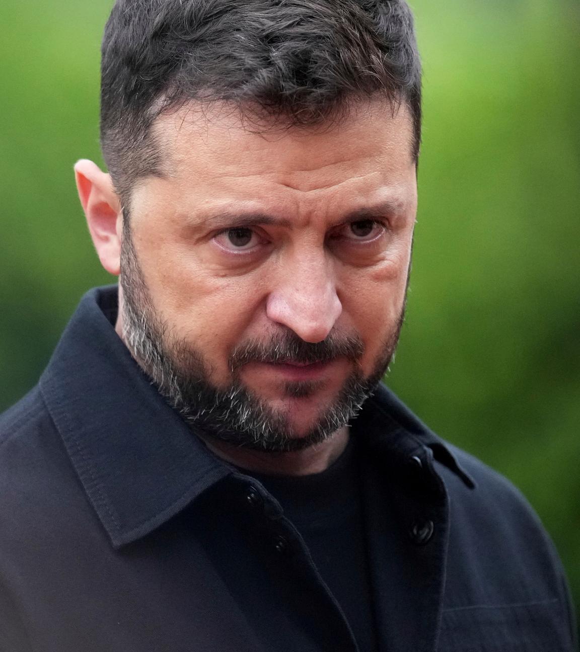 Wolodymyr Selenskyj schaut ernst in die Kamera.