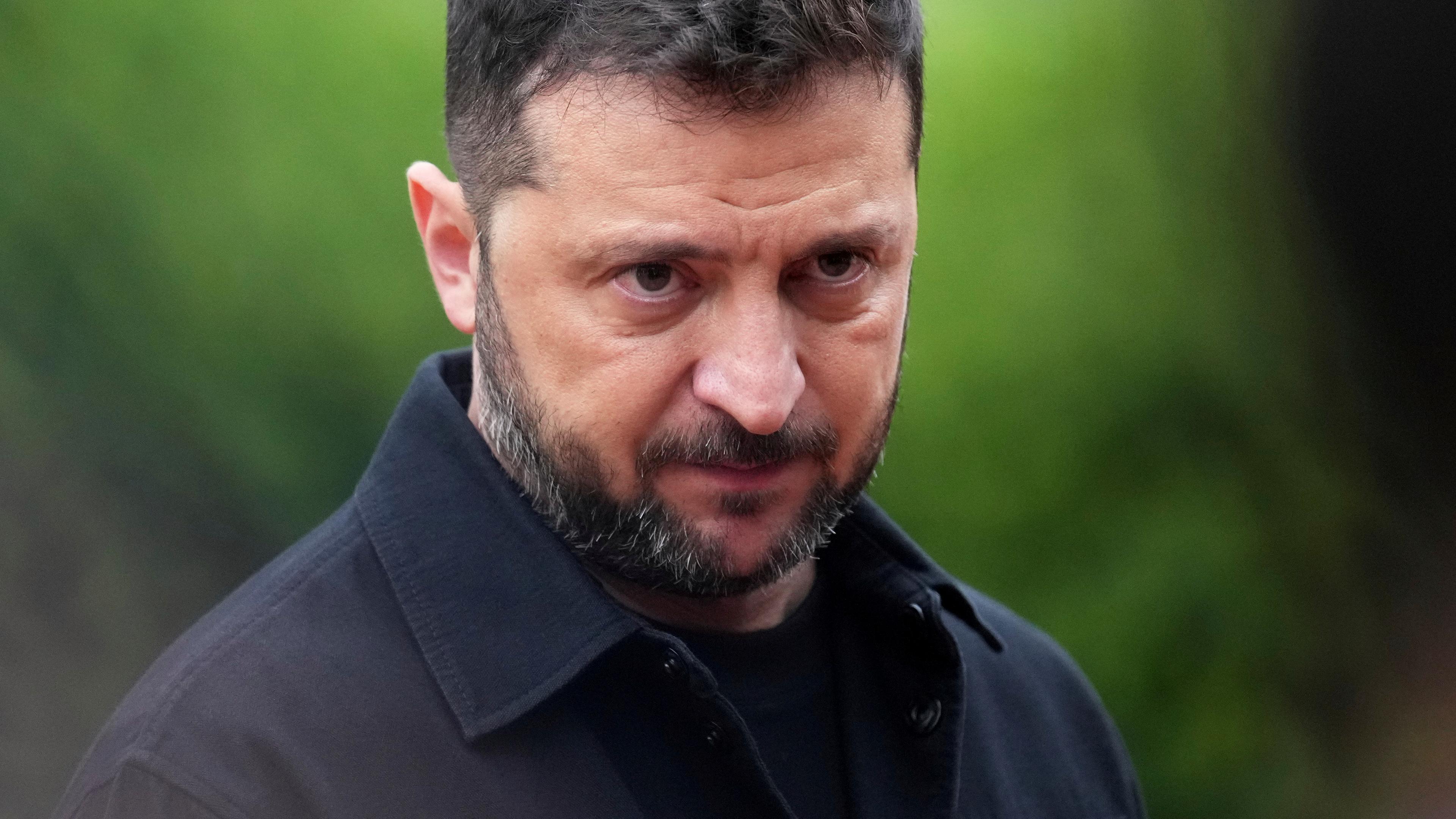 Wolodymyr Selenskyj schaut ernst in die Kamera.